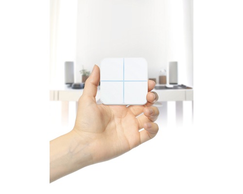 Een hand houdt een vierkante smarthome-schakelaar vast