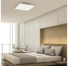 Slaapkamer met plafondlamp met sterrenpatroon