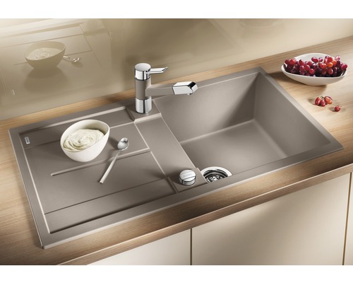 Spoelbak met afdruiprek en kraan op een aanrecht