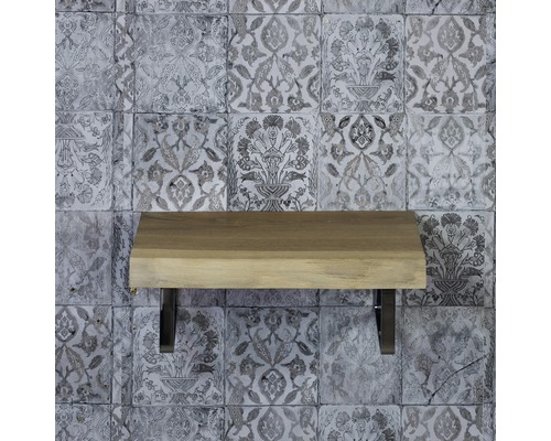 Houten plank met muurbeugel voor een muur met patroon