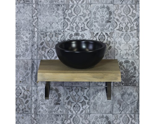 Zwarte opzetwastafel op houten plank met wandtegels in badkamer