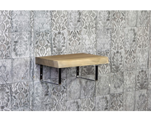 Houten plank met metalen beugel aan versierde wand