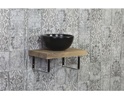 Wastafel op een houten plank met metalen beugel voor een wand met tegels