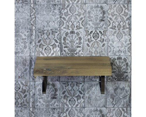 Houten plank met metalen beugel aan een versierde muur