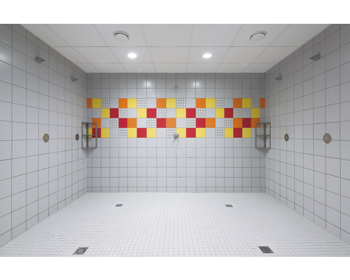 Getegelde doucheruimte met kleurrijke accenten en afvoerputten