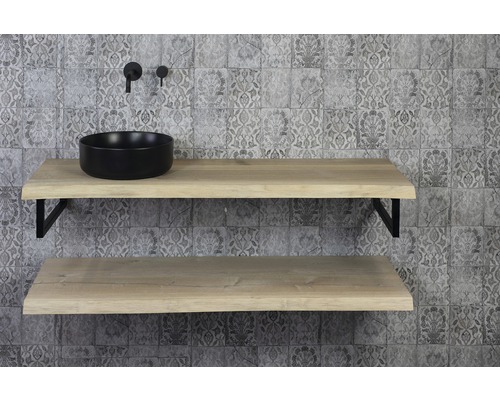 Badkamer met twee houten consoles, een zwarte opzetwastafel en armaturen voor een gedecoreerde muur