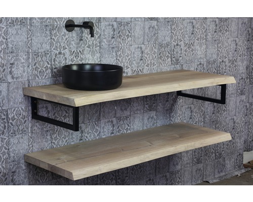 Badkamer met twee houten planken, zwarte opzetwastafel en kraan voor een wand met patroon