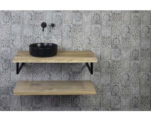 Badkamer met wastafel op houten planken en wandtegel met patroon