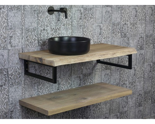 Badkamer met wastafel, houten werkblad en wandkraan