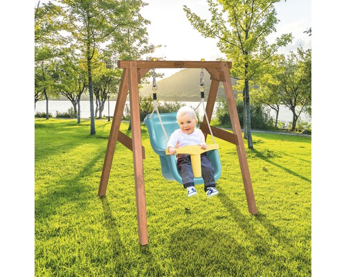 Kinderschommel met houten frame en kind