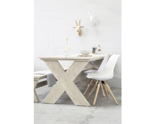 Eetkamer met houten tafel in kruisdesign, bank en stoelen