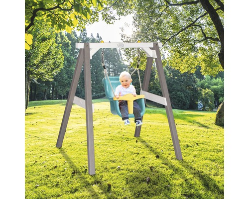 Kinderschommel met baby op een gazon