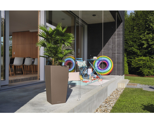 Terras met plantenbak, tafel en speelgoed