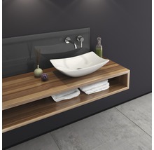 Moderne badkamer met opzetwastafel op houten plank