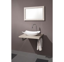 Moderne badkamer met spiegel, wastafel en handdoekhouder