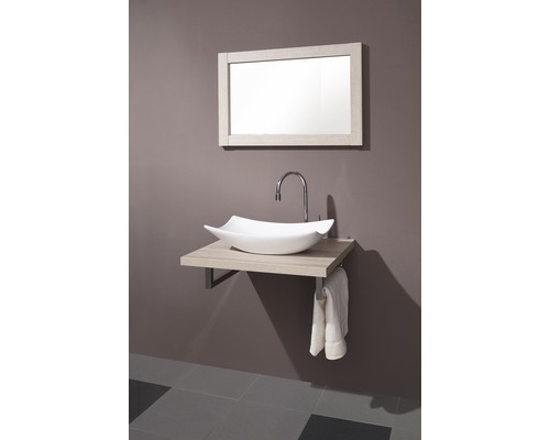 Moderne badkamer met spiegel, wastafel en handdoekhouder