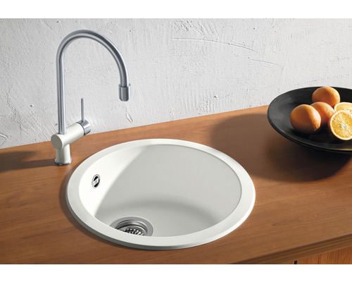 Ronde spoelbak met kraan op een houten oppervlak.