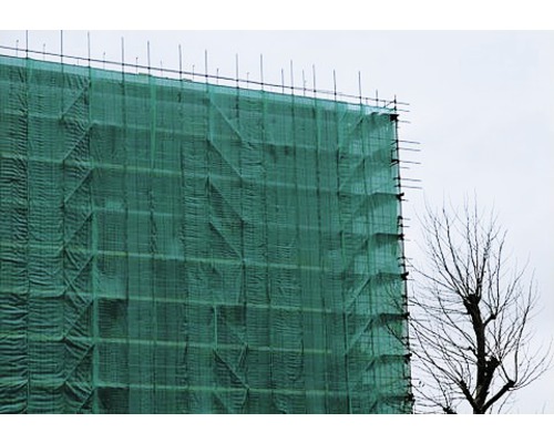 Een gebouw met een steiger en veiligheidsnet.