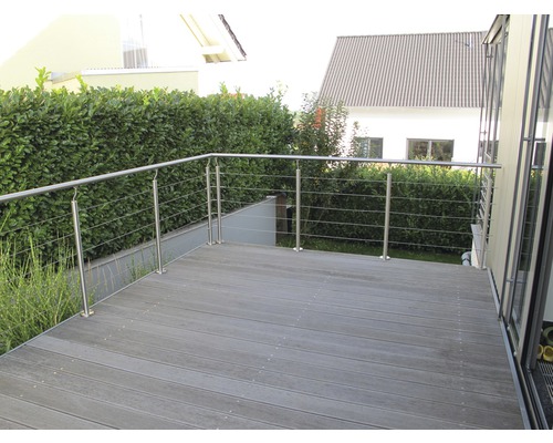Terras met roestvrijstalen reling en houten vloer