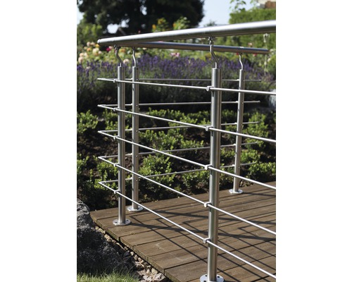 Roestvrijstalen reling op een houten terras in een tuin.