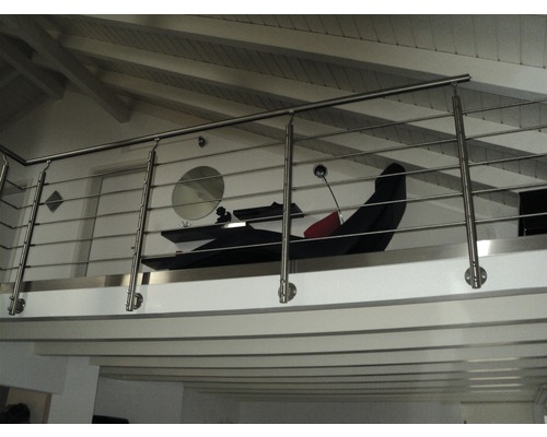 Interieurfoto van een roestvrijstalen reling in een woonruimte met plafondbalken