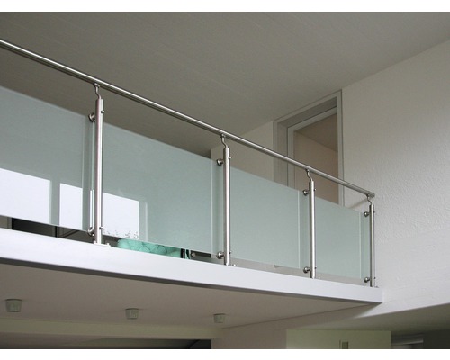 Balustrade met gesatineerd glas en roestvrijstalen frame