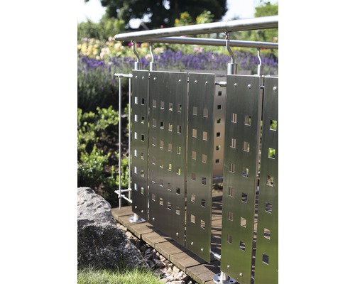 Roestvrijstalen hekwerk met vierkante uitsparingen in een tuin