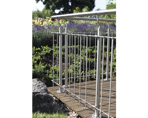 Roestvrijstalen balustrade op een houten terras in een tuin