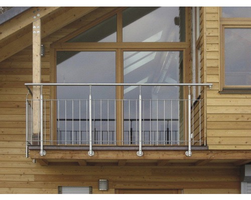 Buitenaanzicht van een balkon met een roestvrijstalen balustrade aan een houten huis