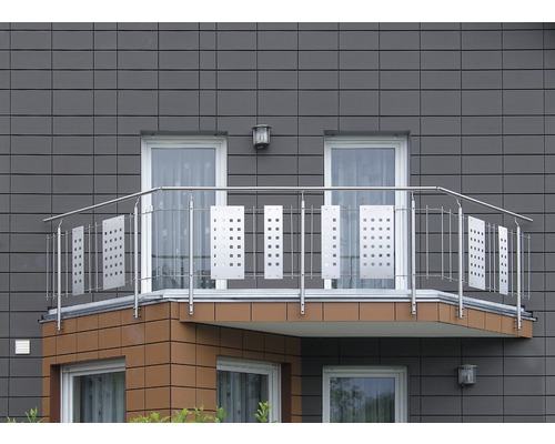 Balkon met roestvrijstalen balustrade aan een gebouw