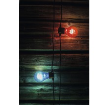 Gloeilampen aan een lichtsnoer voor een houten muur