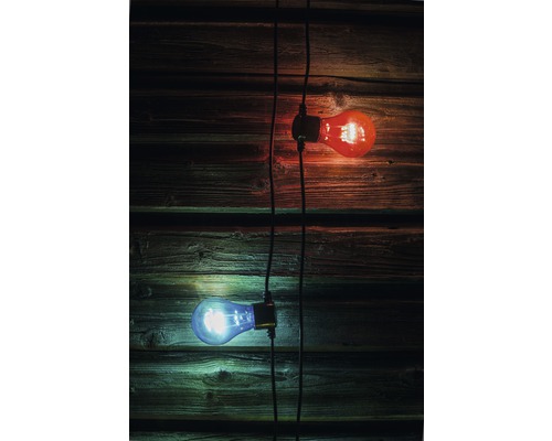 Gloeilampen aan een lichtsnoer voor een houten muur