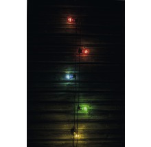 Decoratieve lichtslinger met veelkleurige lampen voor een houten wand