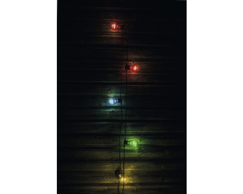 Decoratieve lichtslinger met veelkleurige lampen voor een houten wand