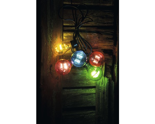 Lichtsnoer met gekleurde gloeilampen voor een houten achtergrond