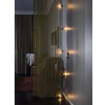 Interieur met draadgordijn en lichtinstallatie