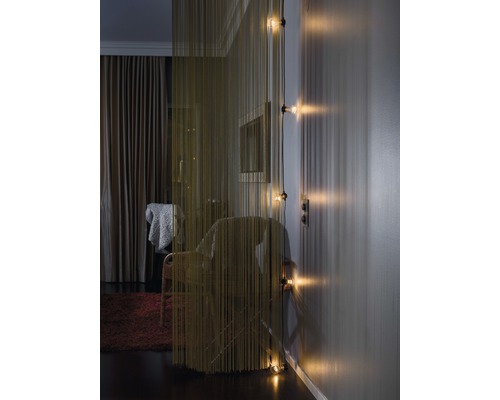 Interieur met draadgordijn en lichtinstallatie