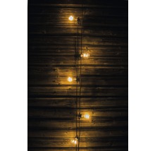 Gloeilampen aan houten wand