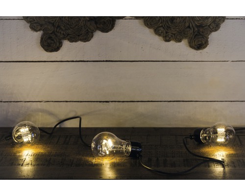 Lichtsnoer met gloeilampen op een houten tafel