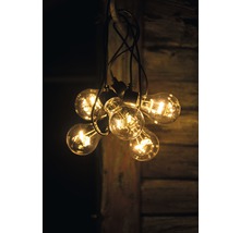 Decoratieve gloeilampen hangen aan kabels.