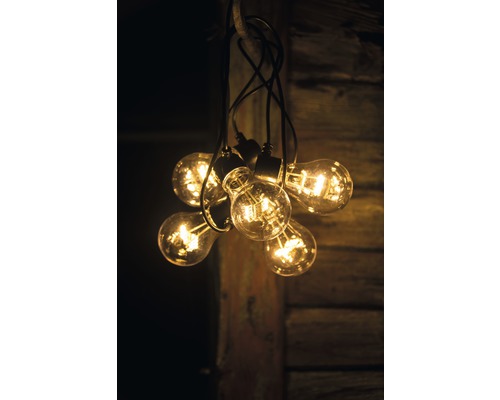 Decoratieve gloeilampen hangen aan kabels.