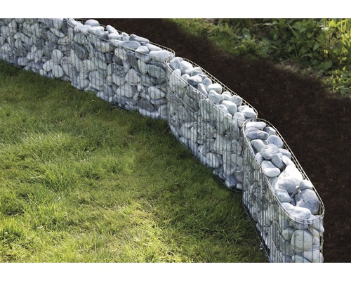 Schanskorfmuur van stenen in de tuin voor hellingversteviging