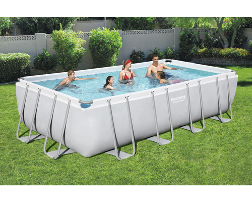 Rechthoekig zwembad met stalen frame en meerdere mensen in de tuin