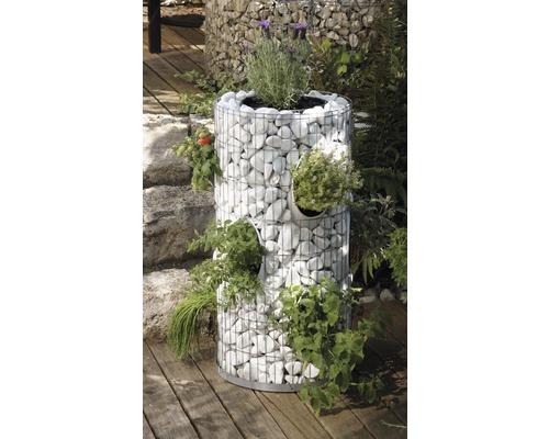 Gabionen plantenbak met planten op houten terras