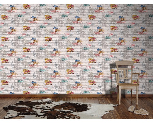 Kamer met een bakstenen behang met graffiti-ontwerp.