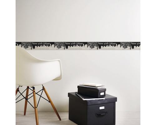 Wandborder met New York skyline en opschrift in urban stijl op een witte muur