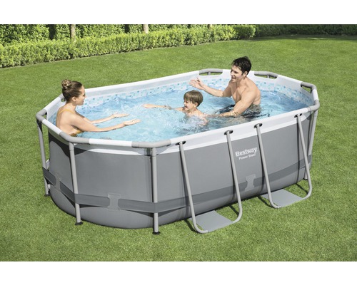 Familie in het Bestway Power Steel Frame zwembad in de tuin.