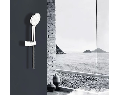 Handdouche met slang aan de muur bevestigd