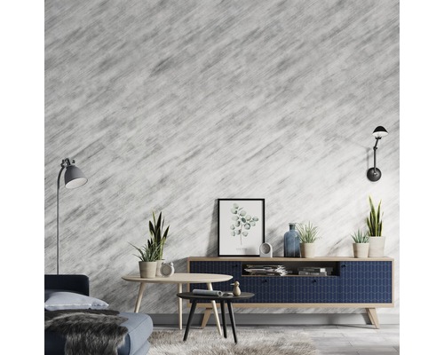 Woonkamer met bank, salontafel en dressoir tegen een gemusterde muur