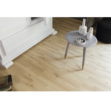 Interieur met lichte laminaatvloer, tafel en ladekast